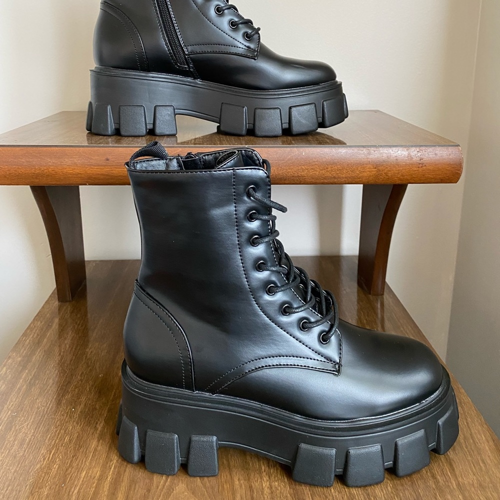 NWT ASOS black, platform, side zip boots. Size 6 - Picture 3 of 9